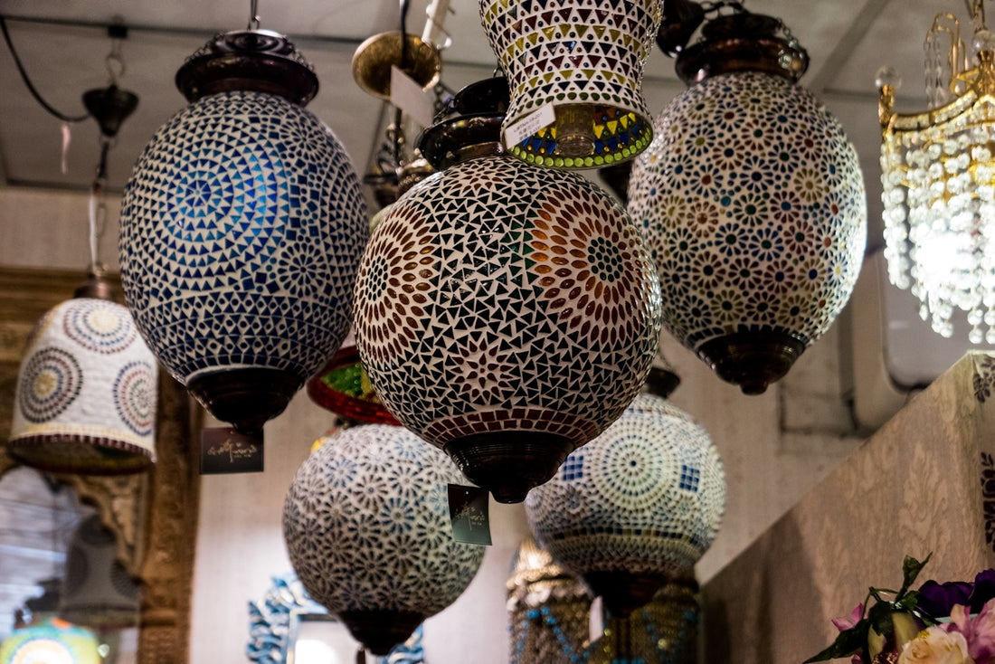 a bunch of lamps hanging from a ceiling