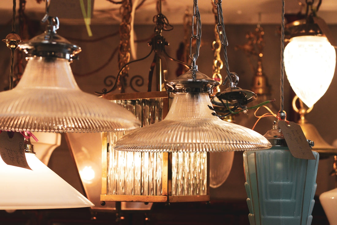 a bunch of lamps that are hanging from a ceiling