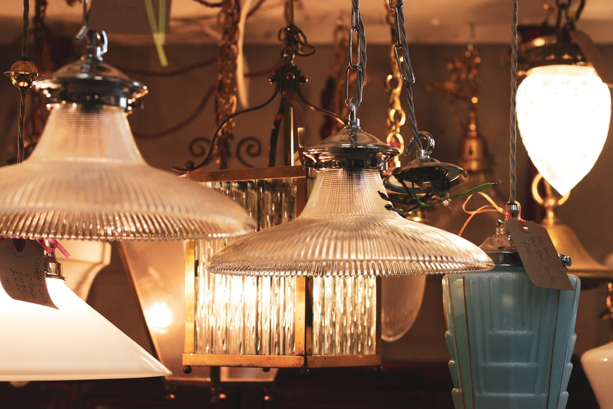 a bunch of lamps that are hanging from a ceiling