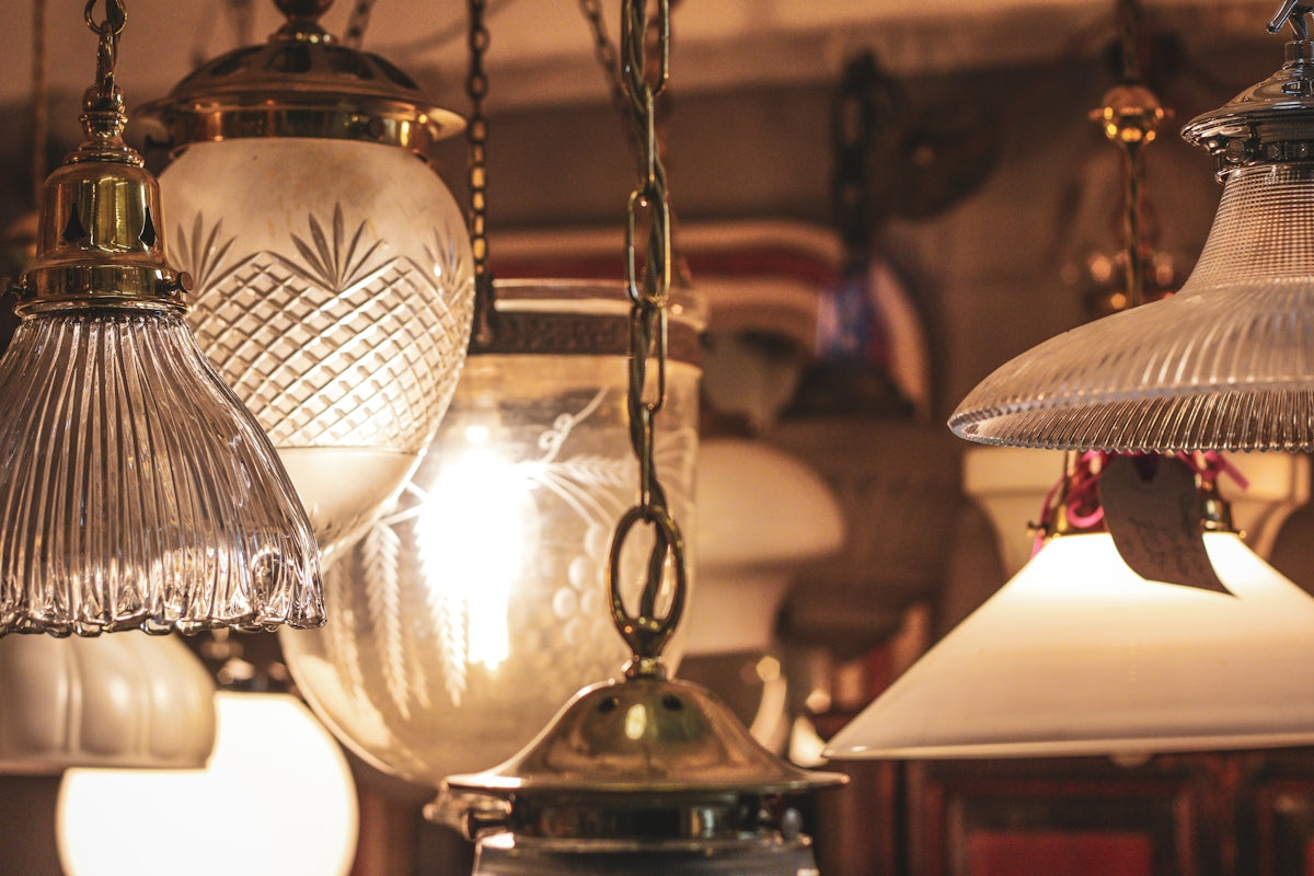 a bunch of lights hanging from a ceiling